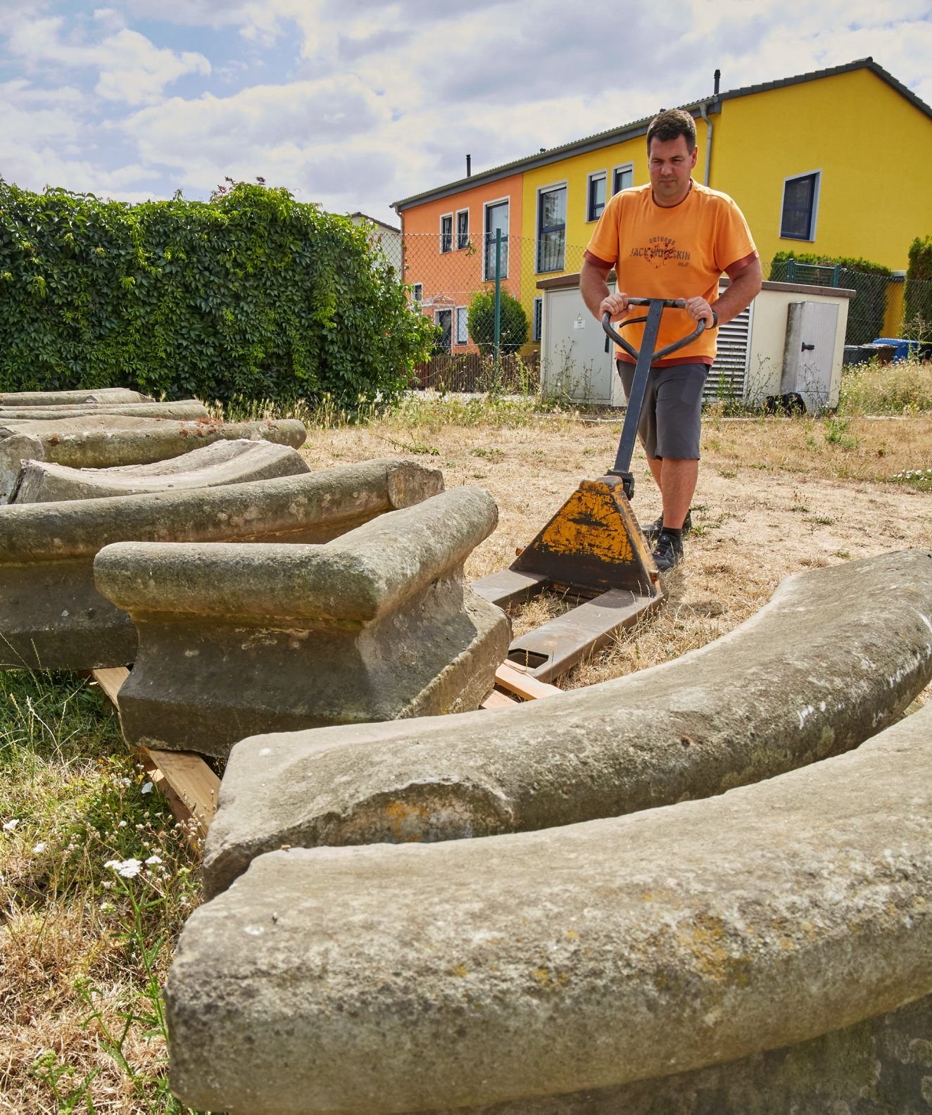 Tobias Baumgrass vom Betriebshof hatte den Brunnen eingelagert.