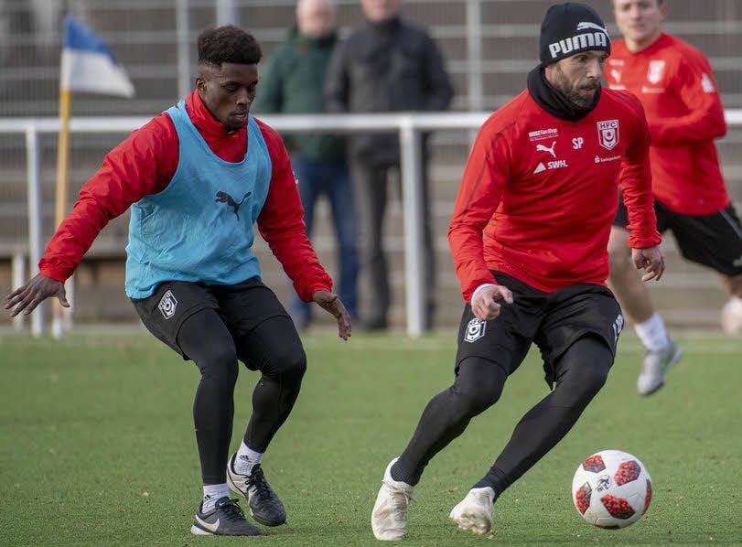 Christian Tiffert (r.) bei seinem ersten Training in Halle am Dienstag.