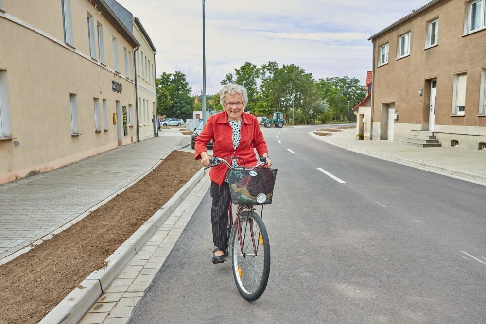 Die Alslebenerin Ingrid Römer benutzte als erste Verkehrsteilnehmerin den frei gegebenen Abschnitt in Beesenlaublingen.