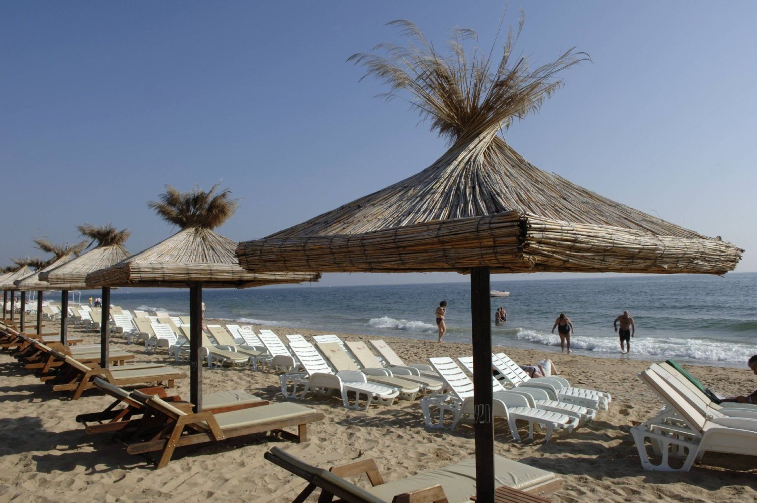 Sonnenliegen und -schirme am Goldstrand, Bulgarien.