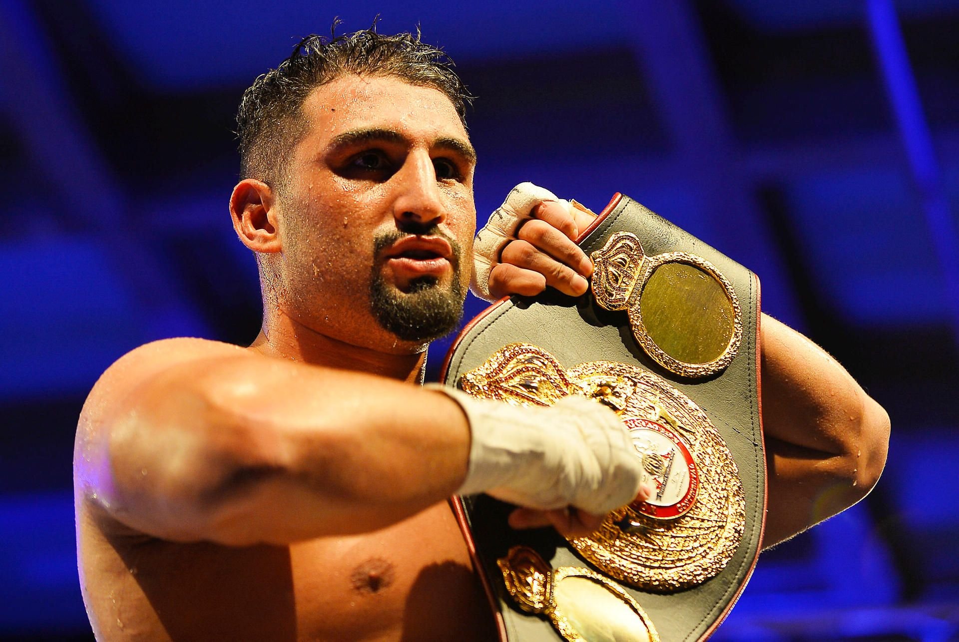 Schwergewichts-Boxer Agit Kabayel mit dem WBA-Gürtel nach seinem Kampf auf der Magdeburger Seebühne im Juli 2020.
