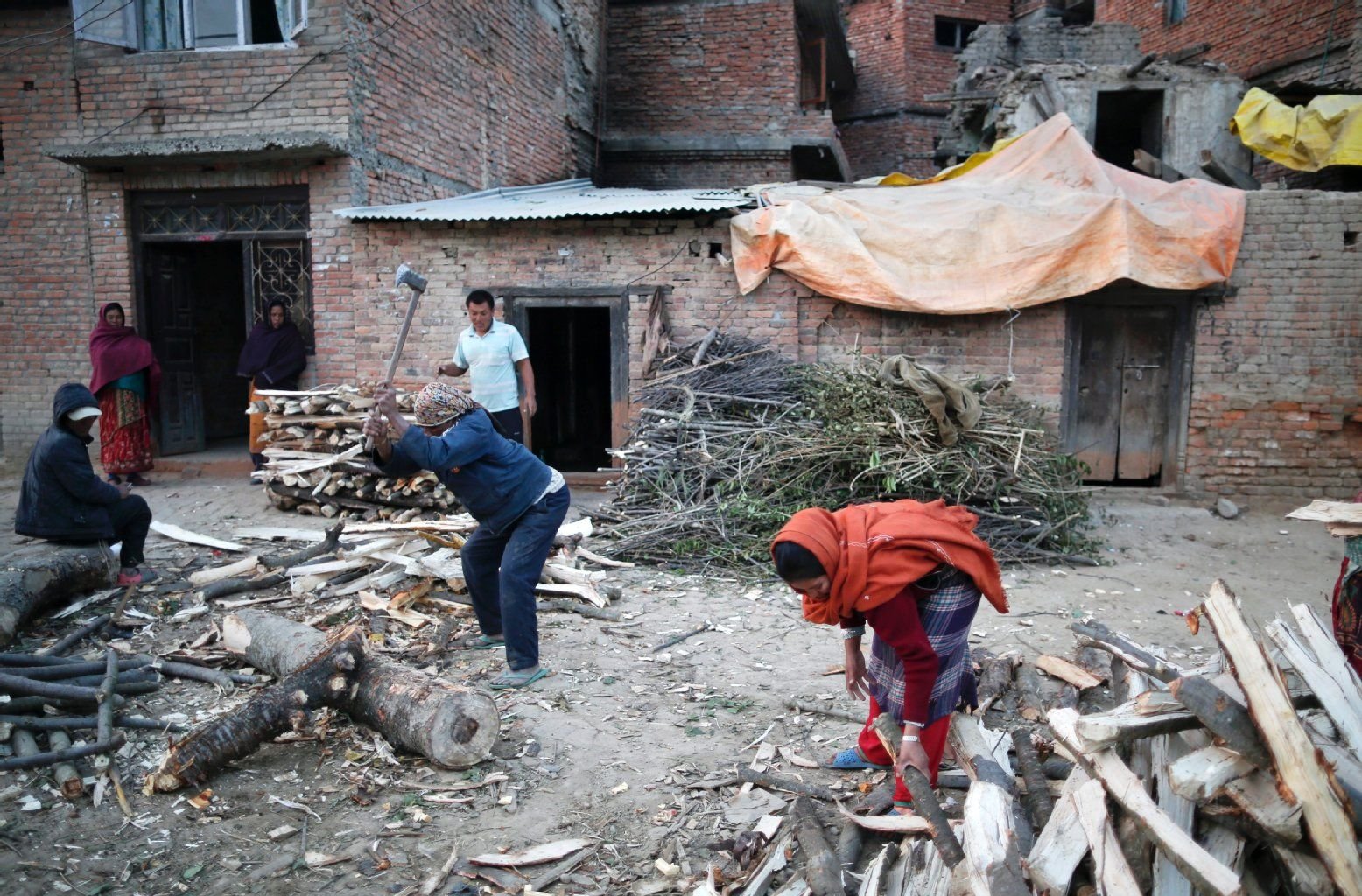 Holzhacken in Lalitpur, Nepal