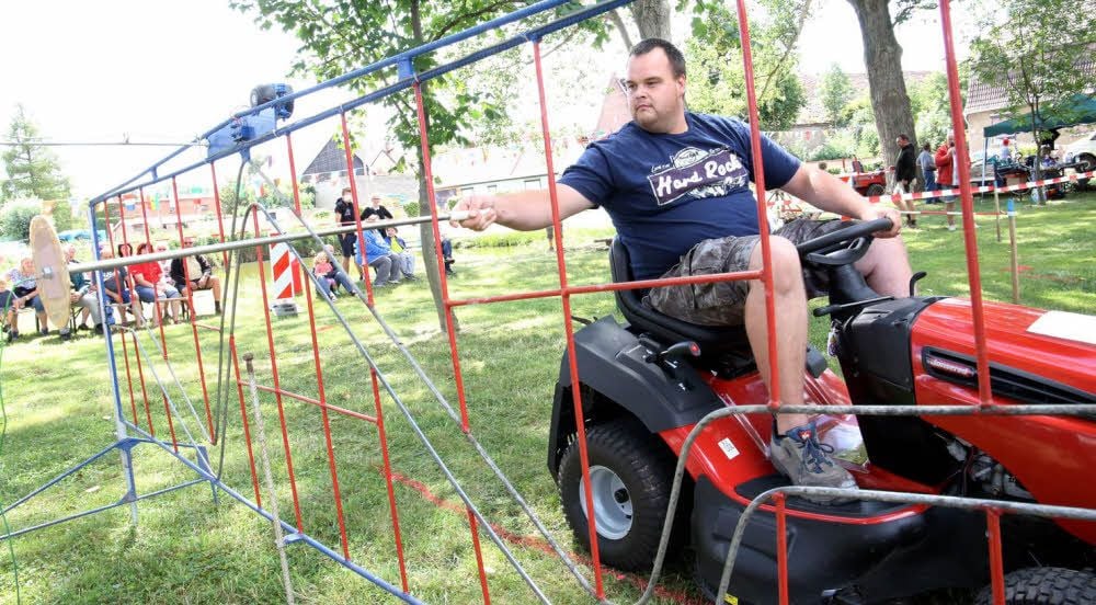 Norman Graul stellte beim Rasentraktorrennen seine Geschicklichkeit unter Beweis und konnte sich am Ende als Bester feiern lassen.