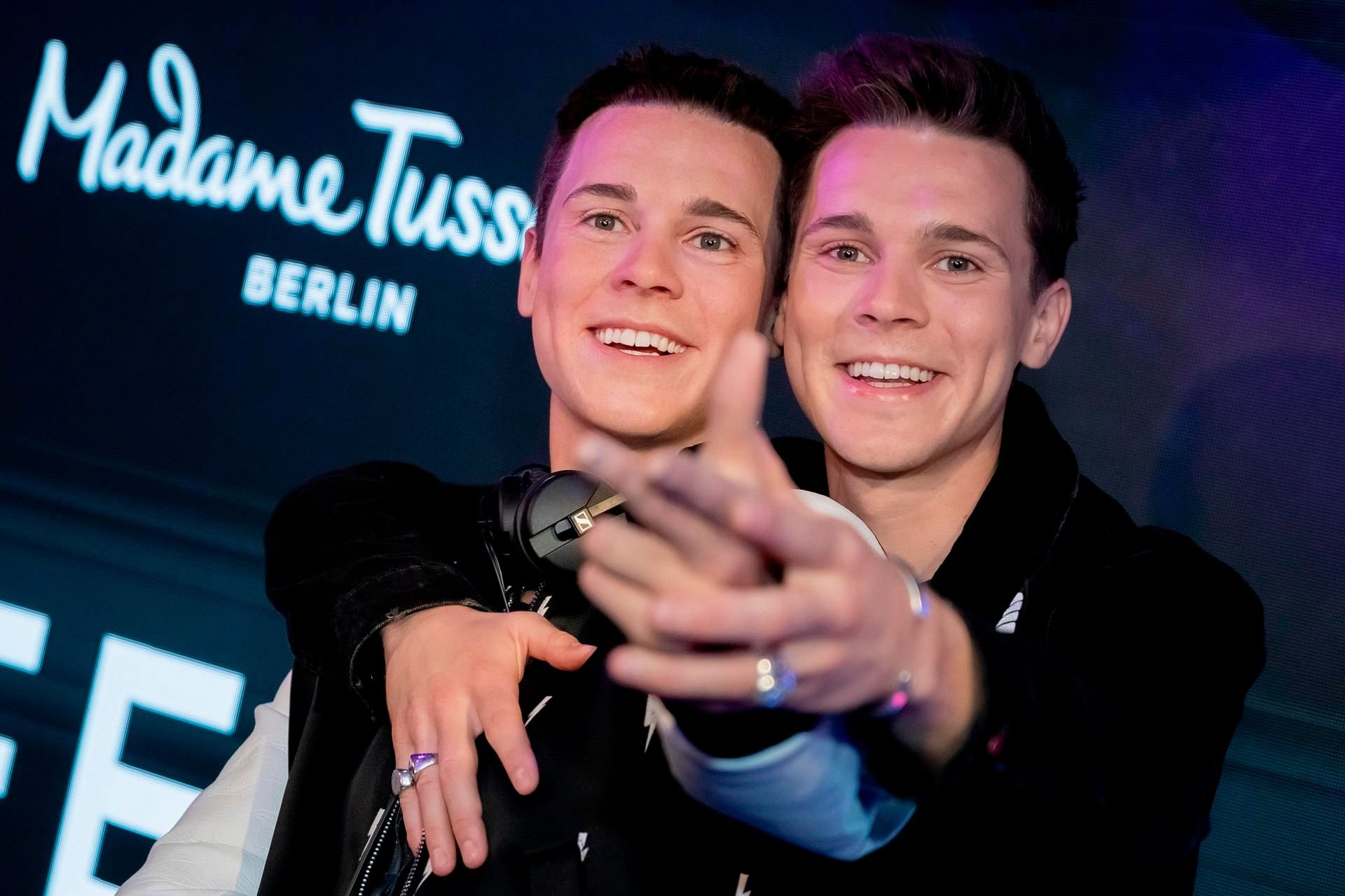 Felix Jaehn (r.), DJ und Musikproduzent, steht zum Einzug seiner Figur ins Wachsfigurenkabinett Madame Tussauds Berlin neben seinem Wachs-Pendant.