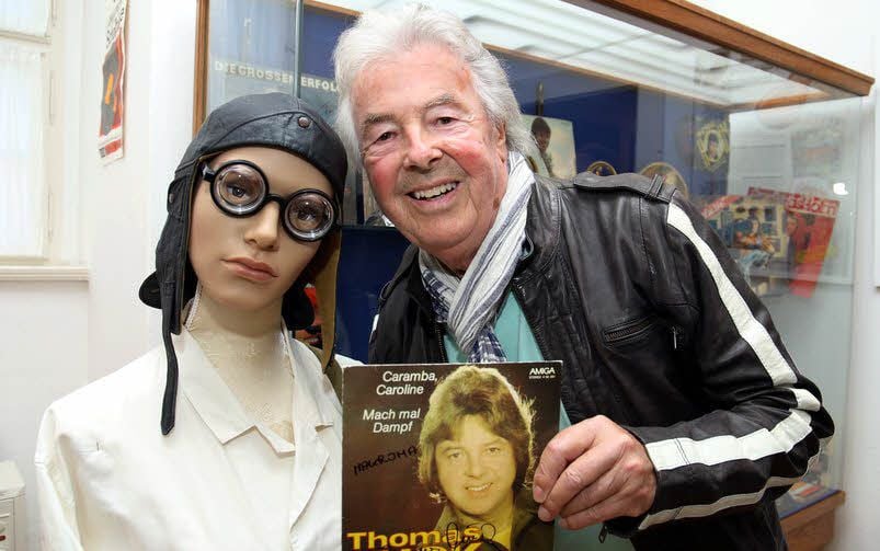 Schlagersänger Thomas Lück besuchte persönlich die Schau und begutachtete sein Bühnenoutfit.