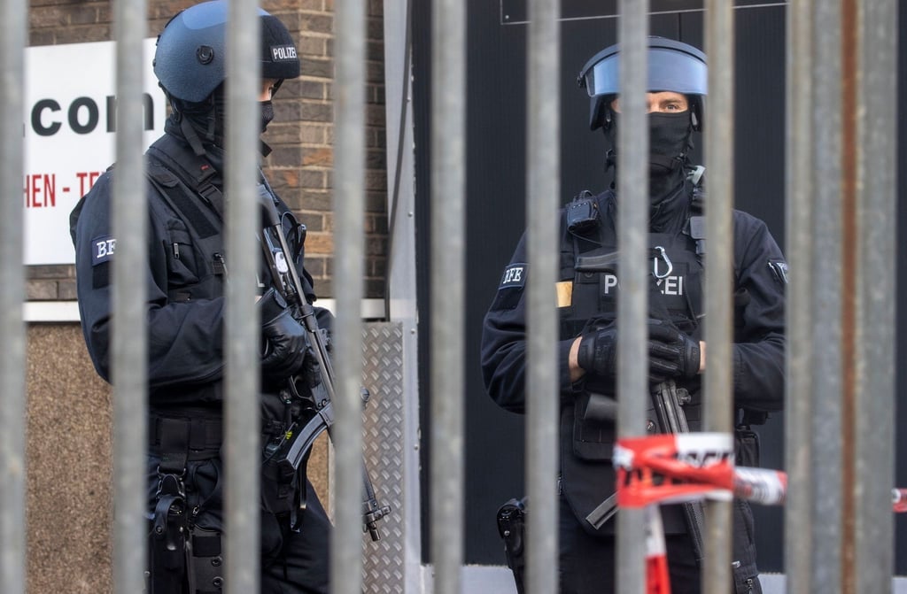 Polizisten in Duisburg: Bei einer Razzia gegen Rockerkriminalität hat die Polizei am Donnerstagmorgen in mehreren Städten an Rhein und Ruhr mindestens 20 Gebäude durchsucht.