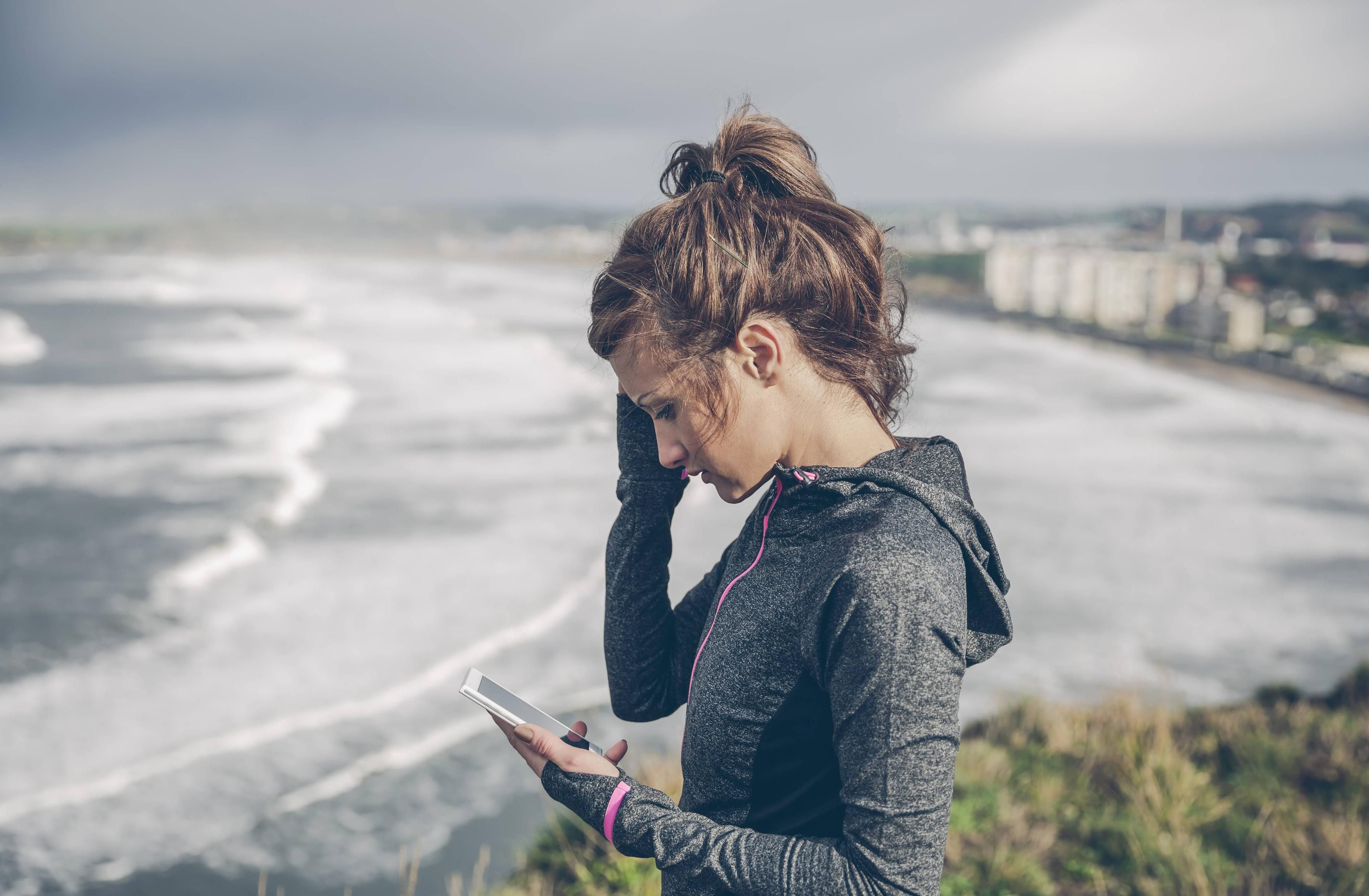 Urlaub 2.0: Wir blicken nicht gen Horizont, sondern aufs Smartphone. Was empfiehlt Tripadvisor in der Nähe?