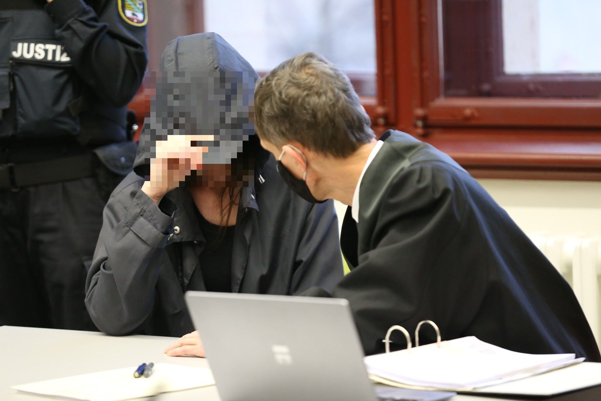 Die Mutter ist angeklagt ihren zweijährigen Sohn misshandelt zu haben.