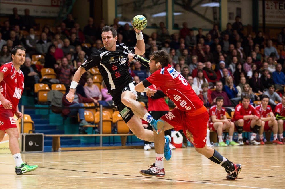 Halles Stürmer Matt Abercrombie (r.) und Matthias Schubert (2.vl.) stehen vor dem Tor von Berlins Goalie Tim Rüger (l.).