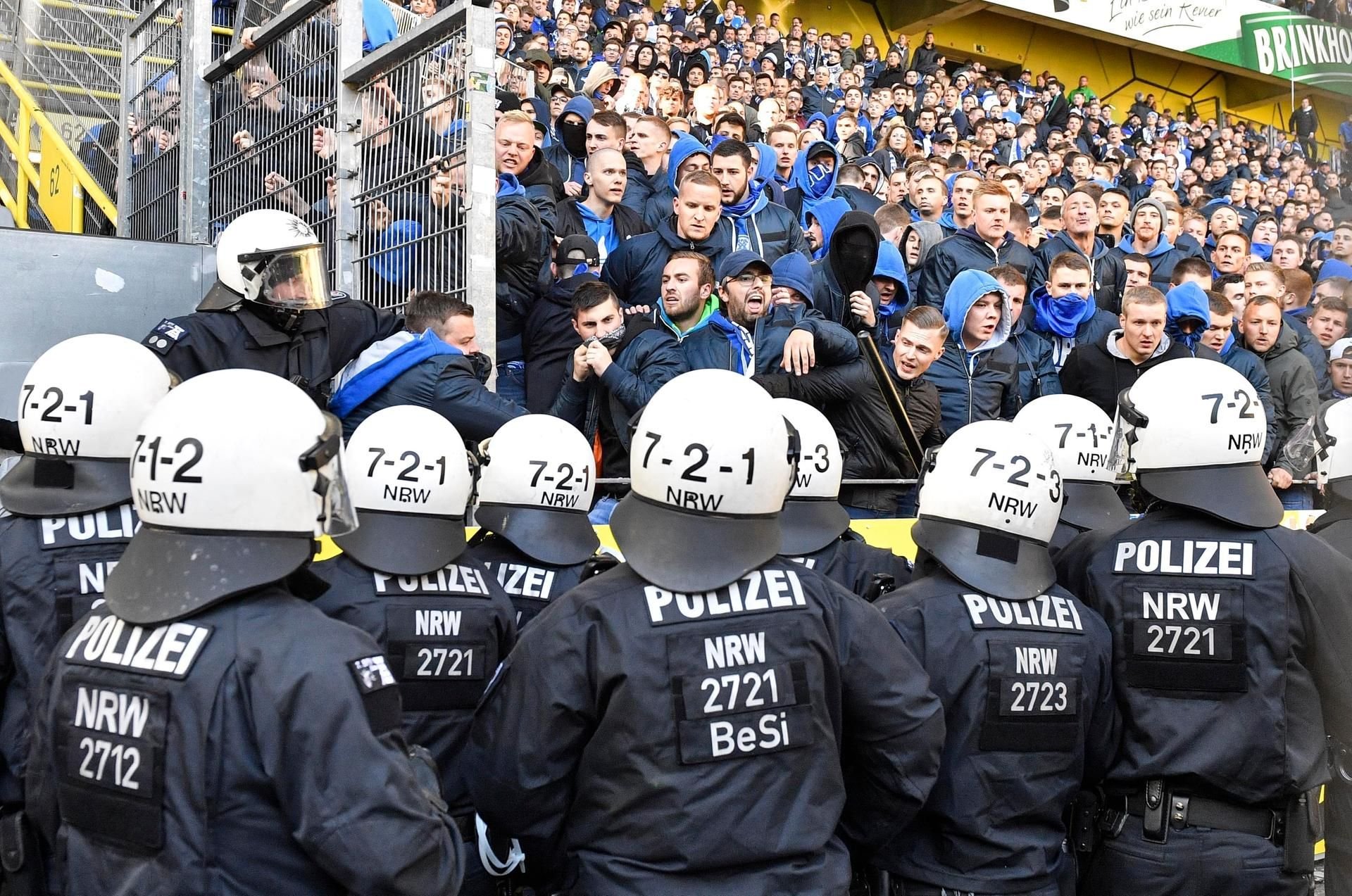 Fans von Schalke 04 und Einsatzkräfte der Polizei beim Derby in Dortmund.