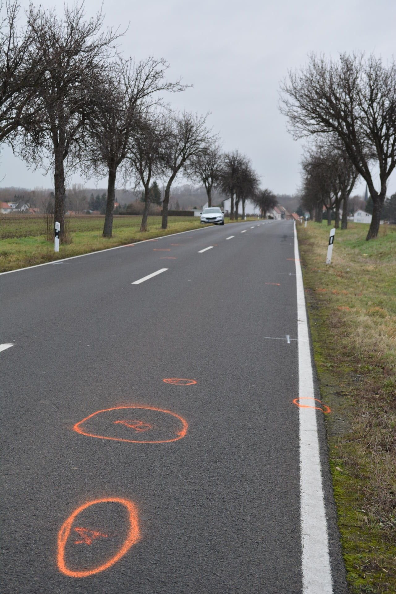 Markierungen von der Unfallaufnahme auf der L189 bei Granschütz. Am Freitag kam es hier zu einem tragischen Unfall bei dem ein Mensch ums Leben kam.