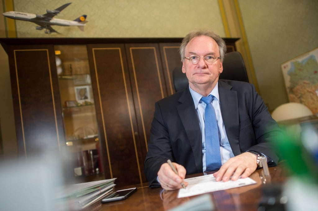 Ministerpräsident Reiner Haseloff hat die Corona-Proteste vor dem Privathaus des Halberstädter Oberbürgermeisters Daniel Szarata scharf verurteilt.