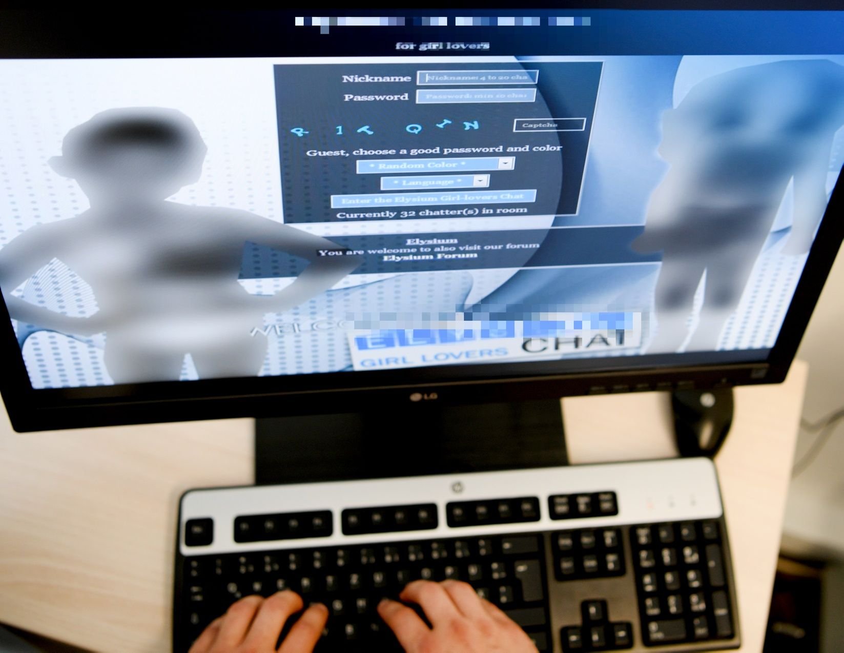 Ein Screenshot einer Login-Seite einer Kinderpornografie-Plattform ist auf einer BKA-Pressekonferenz auf einem PC-Monitor zu sehen.
