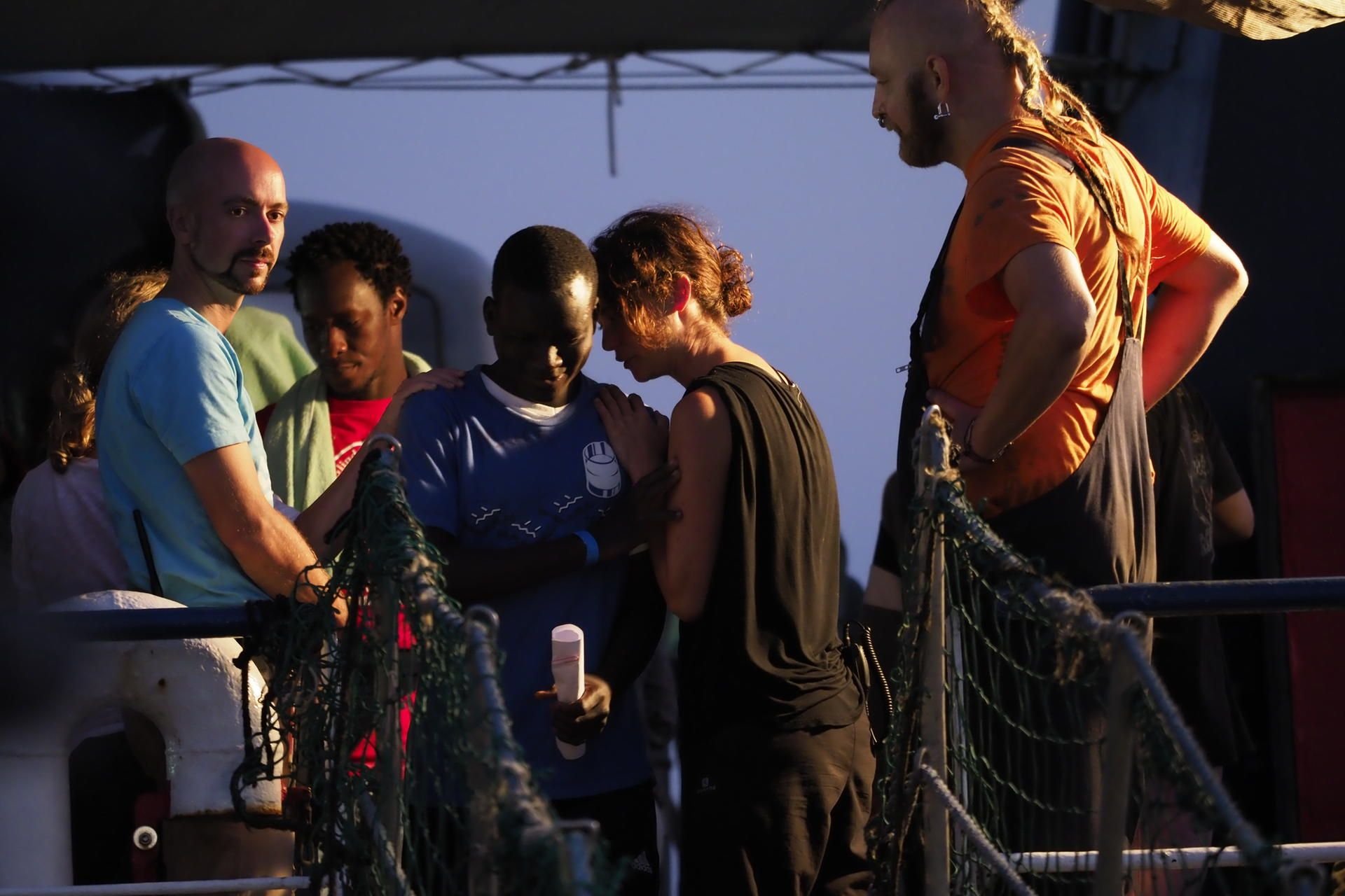 Carola Rackete (2. v. r) spricht mit einem Mann, bevor sie das Rettungsschiff „Sea Watch 3“ im Hafen der Insel Lampedusa verlässt.
