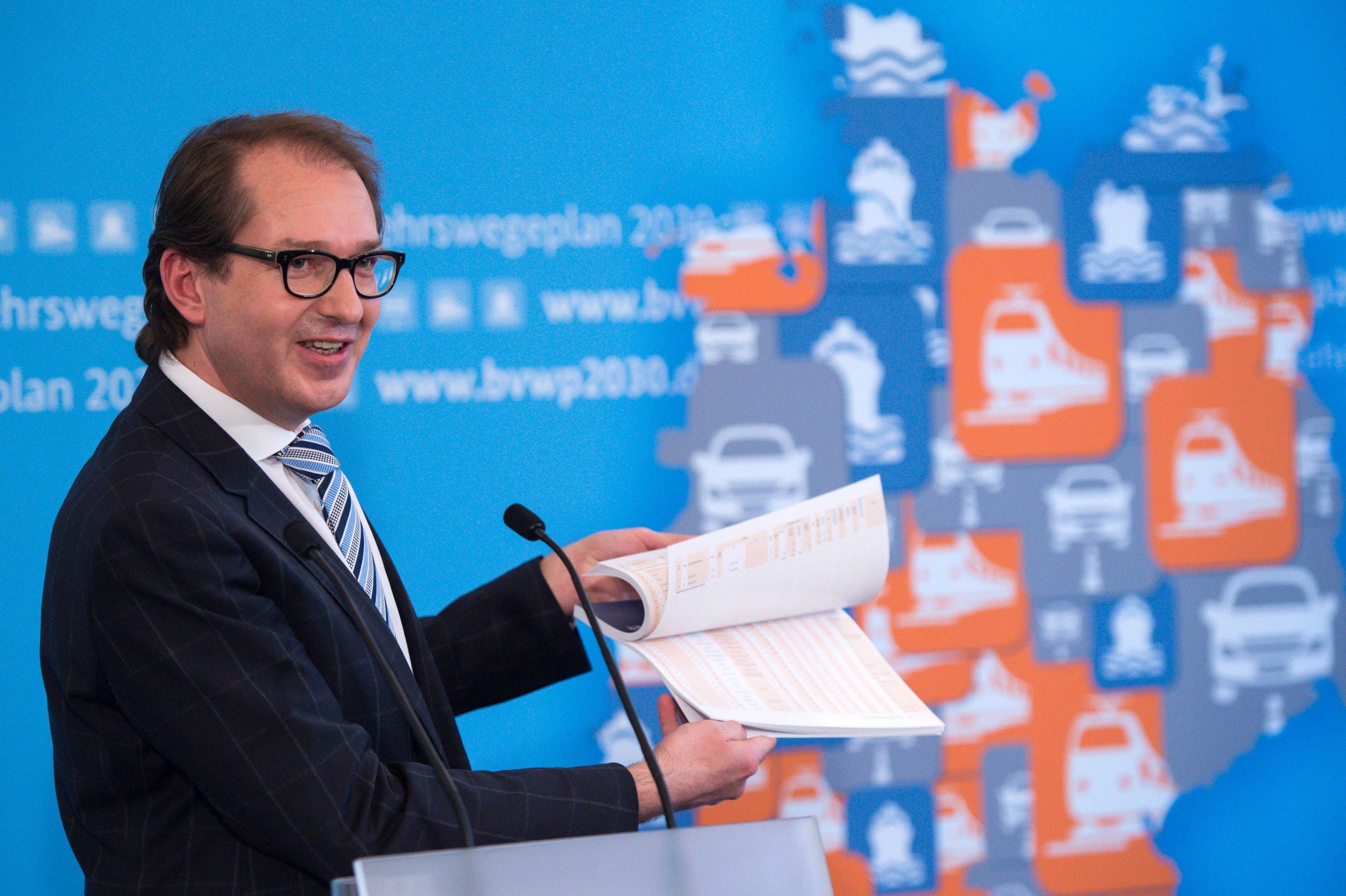 Bundesverkehrsminister Dobrindt stellte Mitte März den Bundesverkehrswegeplan vor.