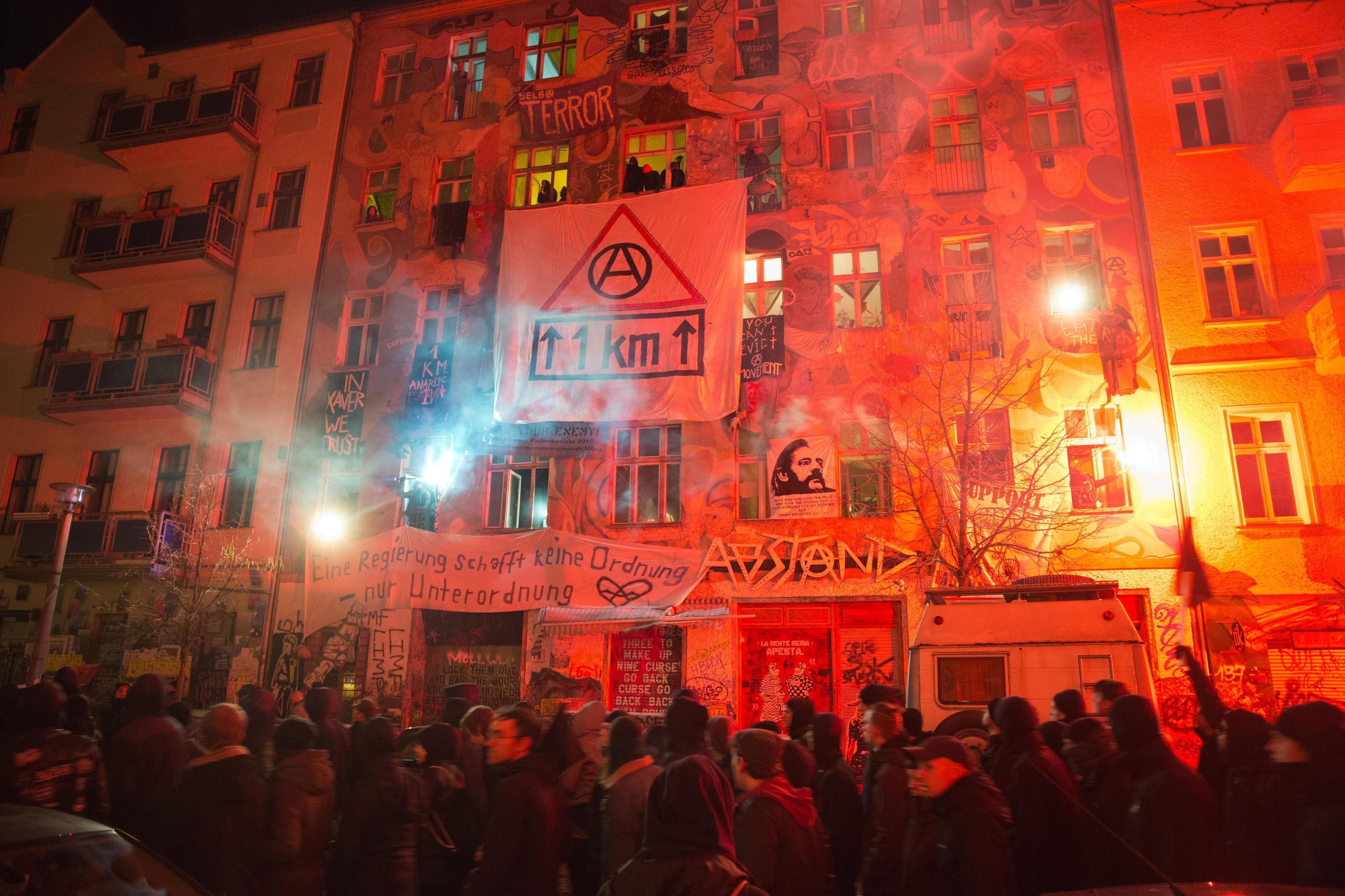 Feuerwerkskörper werden bei einer Demonstration linker Gruppen in Berlin in der Rigaer Straße gezündet.
