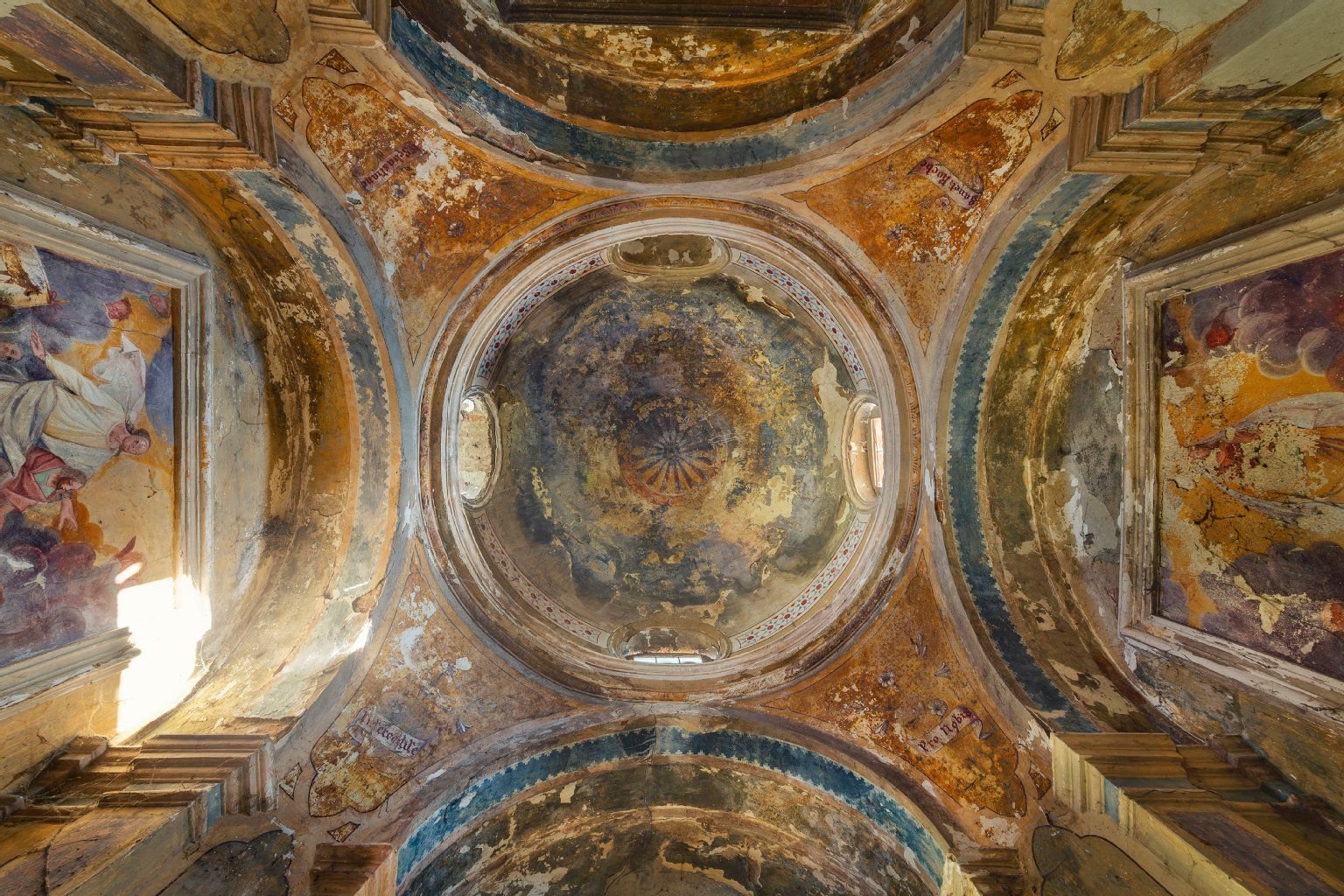 Antica Cappella: Vergessen am Wegesrand – die kleine Kapelle war ein Zufallsfund auf einer Route durch die Felder im Piemont. Das warme Sonnenlicht bringt die verwitterten Farben zum Leuchten und hebt die ungewöhnlich schöne Patina hervor.