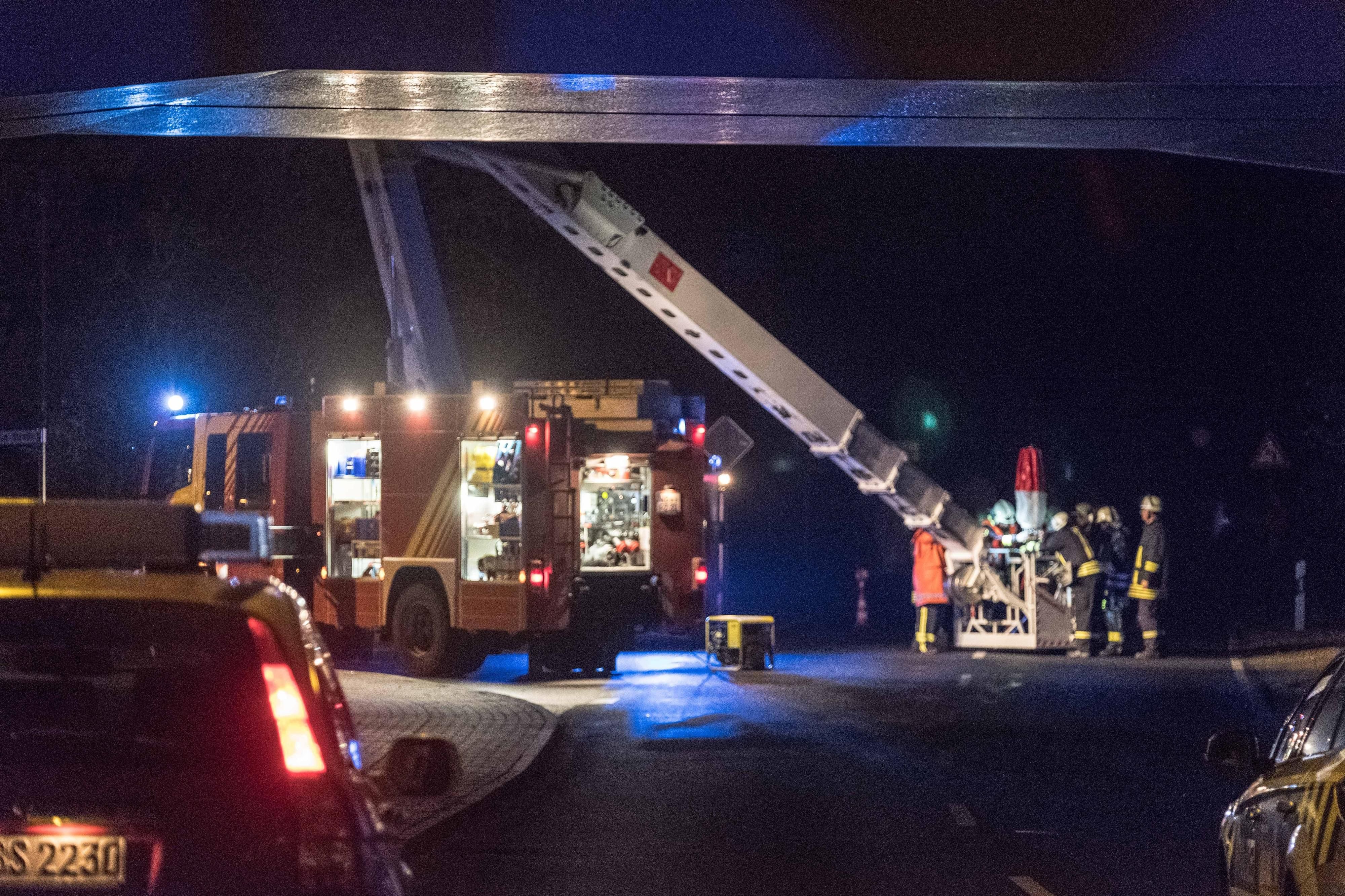 Die Feuerwehr war in der Nacht im Einsatz und suchte die getöteten Bahnmitarbeiter.