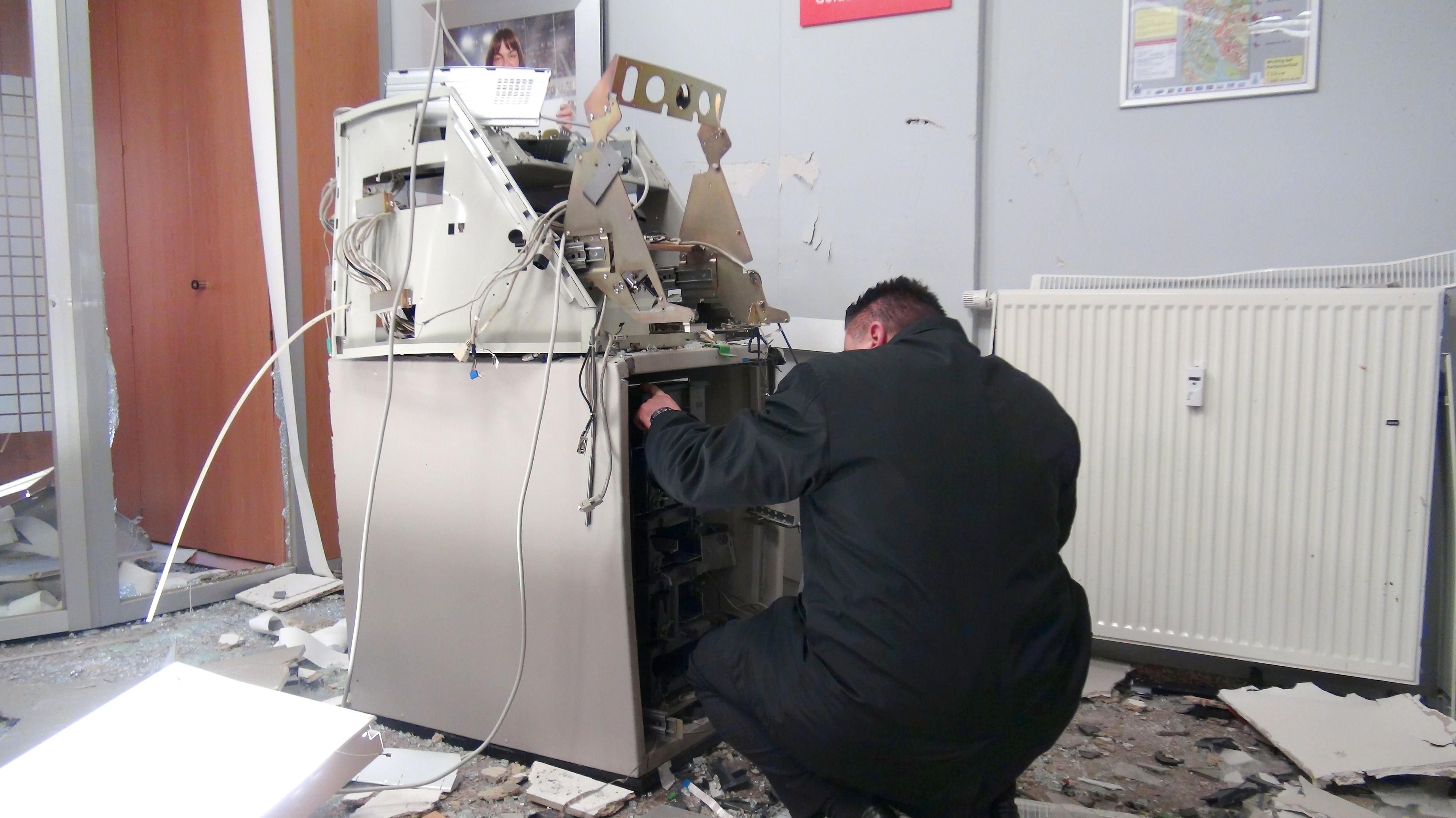Ein Kriminaltechniker untersucht nach der Explosion einen Geldautomaten auf verwertbare Spuren. Immer wieder kommt es im Landkreis zur gewaltsamen Öffnungen und Raubversuchen. (Symbolbild)