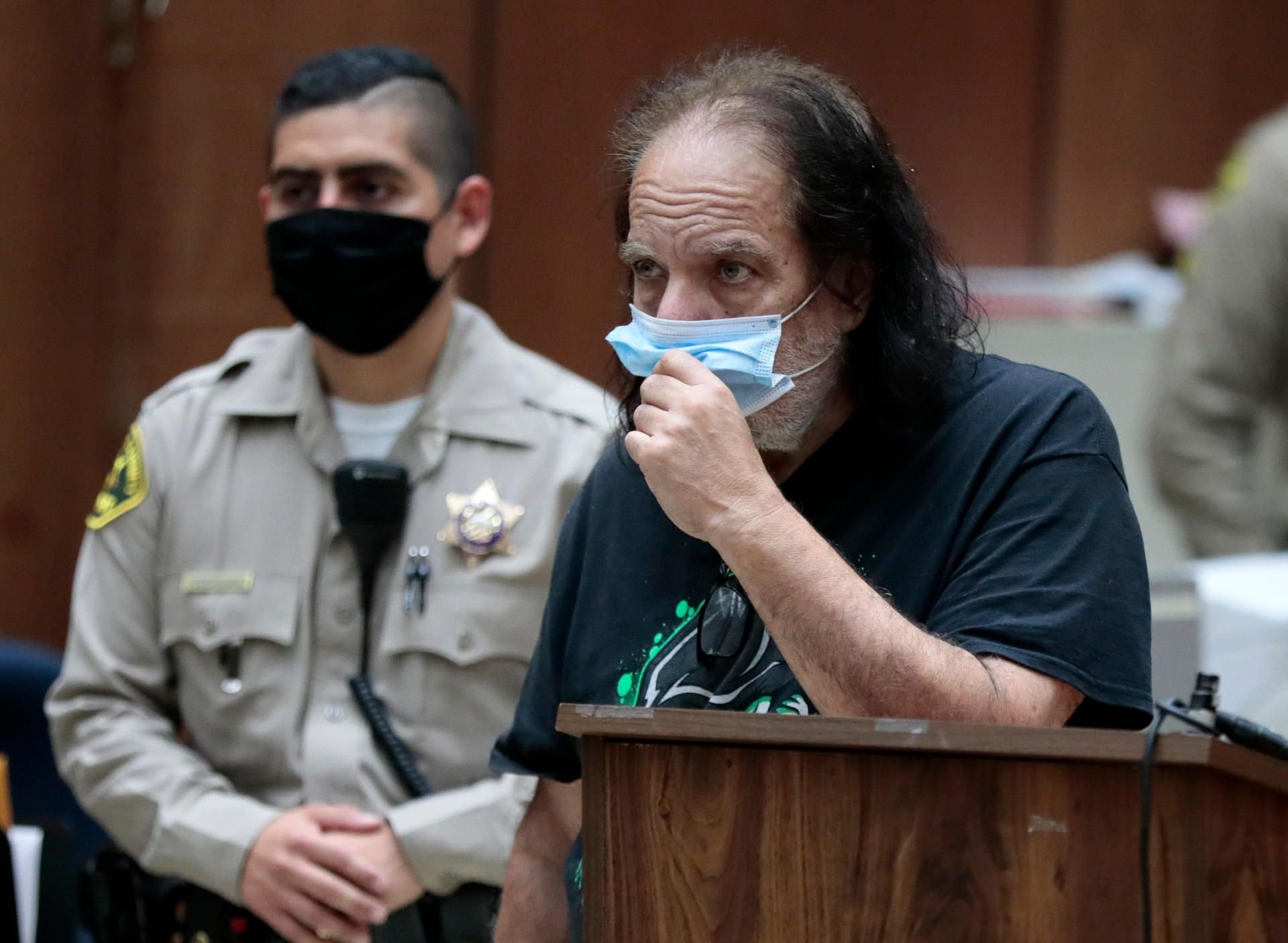 Der amerikanische Porno-Darsteller Ron Jeremy erscheint zur Anklage vor Gericht.