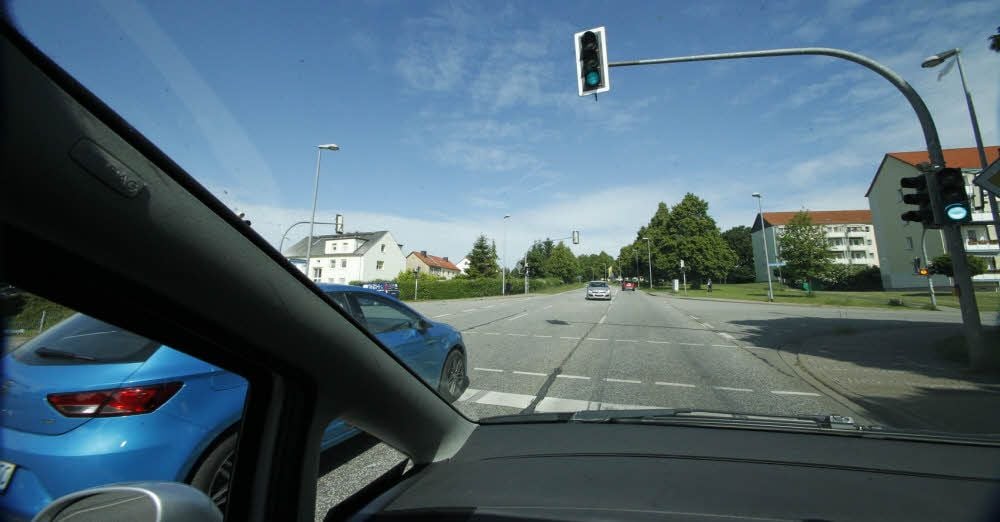 Auch die anderen Kreuzungen auf der früheren B 180 sind Unfallschwerpunkte, wobei an der Schillerstraße eine Ampel den Verkehr regelt.