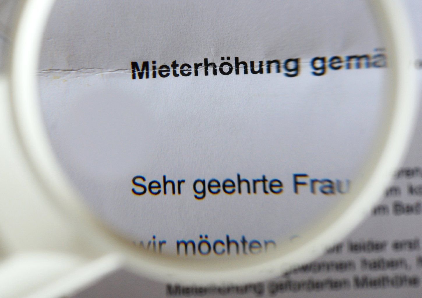 In vielen großen Städten werden Mietwohnungen immer teurer. Laut Justizministerium lagen neu geforderte Mieten in Hamburg und München im vergangenen Jahr um 25 Prozent über bestehenden Mieten, in Münster um 30 Prozent.