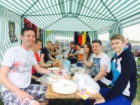 Diese Festivalbesucher nutzen die Mittagszeit, um zu frühstücken.
