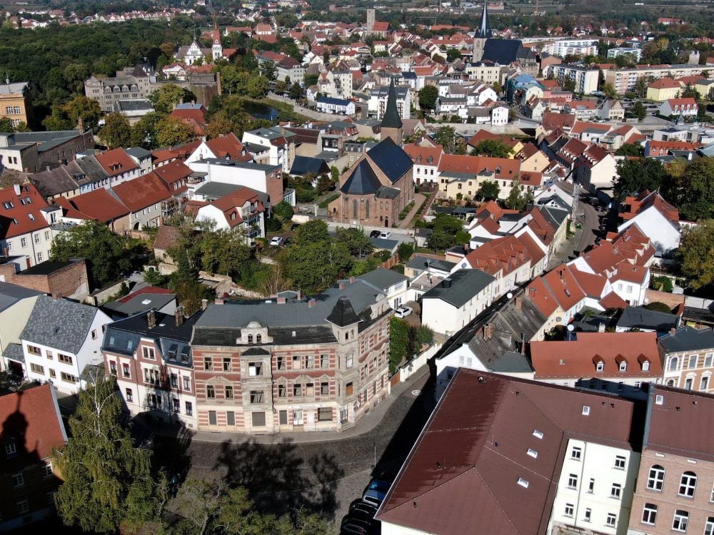 Ein regionaler Investor will dem ehemaligen Theatercafé (vorn) in der Schloßstraße in Bernburg zu früherem Glanz verhelfen.