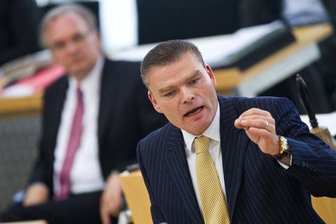 Holger Stahlknecht (CDU, rechts), Innenminister von Sachsen-Anhalt während einer Landtagssitzung in Magdeburg.