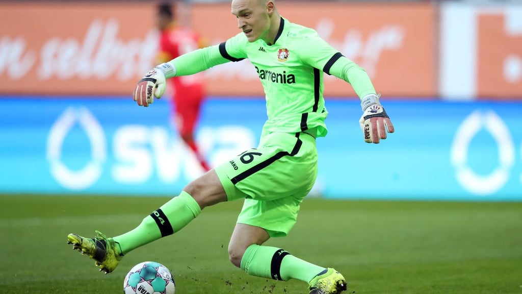 Leverkusenes Keeper Niklas Lomb tritt am Ball vorbei und Augsburg geht mit 1:0 in Führung.