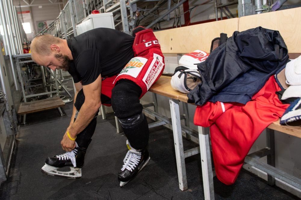 Der Kanadier zieht sich nach dem Training wieder um.