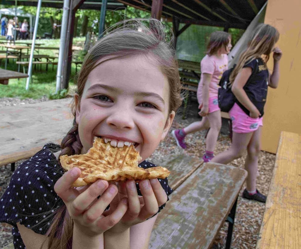 Nuala lässt sich eine Waffel schmecken.