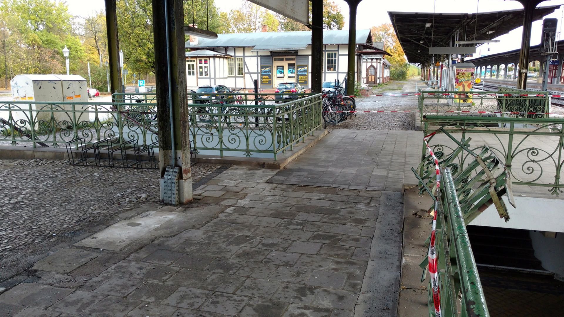 Nur ein heller Fleck (links) zeugt noch vom zerstörten Automaten am Bahnhof Quedlinburg. Durch die Wucht wurde das Geländer (r.) am Tunnel verbogen.