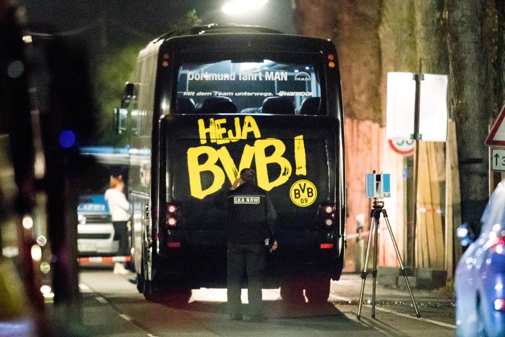 Der BVB-Bus wird nach dem Anschlag untersucht.
