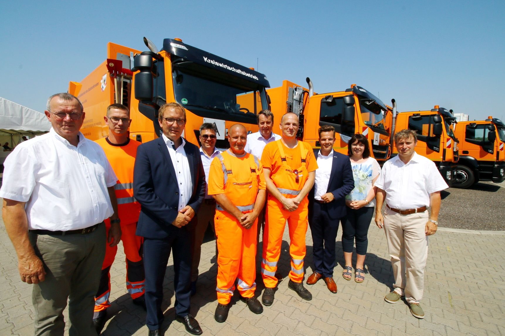 Landrat Markus Bauer (3.v.l.) und Betriebsleiter Ralf Felgenträger (l.) mit Mitarbeitern des KWB sowie des Fahrzeugherstellers der Gruber Nutzfahrzeuge GmbH und Iveco.
