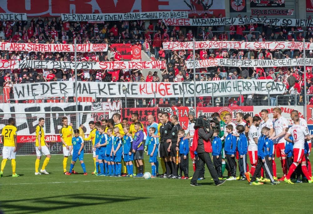 Beim Spiel gegen Fortuna Köln protestieren HFC-Fans gegen die Versetzung von Steffen Kluge.