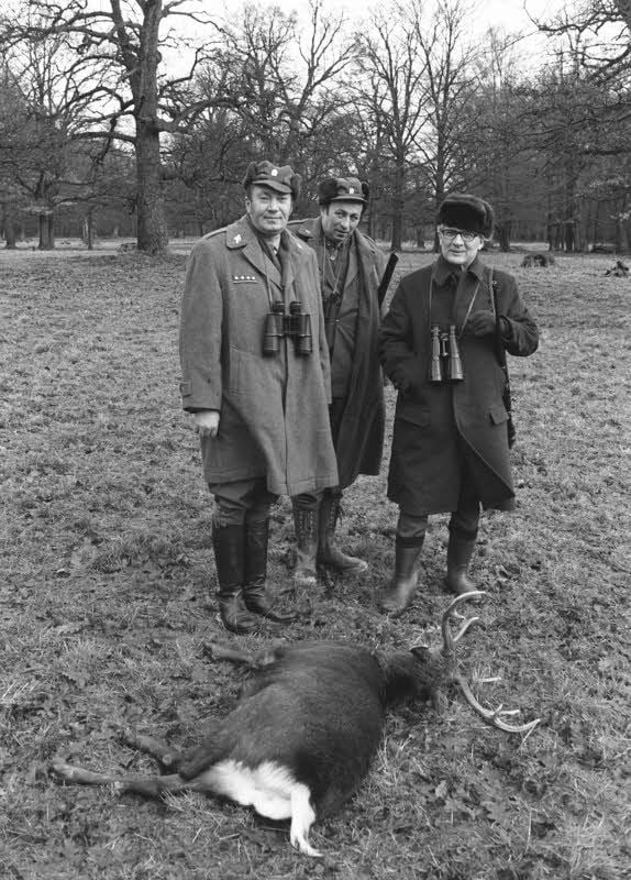 Er sah sich gern als erfolgreicher Jäger: Honecker (r.) im Jahr 1975
