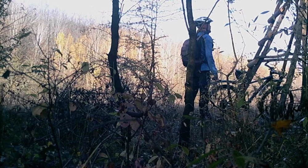 Diese Aufnahme einer Wildkamera zeigt einen Radfahrer, der sich an einer später abgebrannten Kanzel umschaut. Das machte die Jäger stutzig.