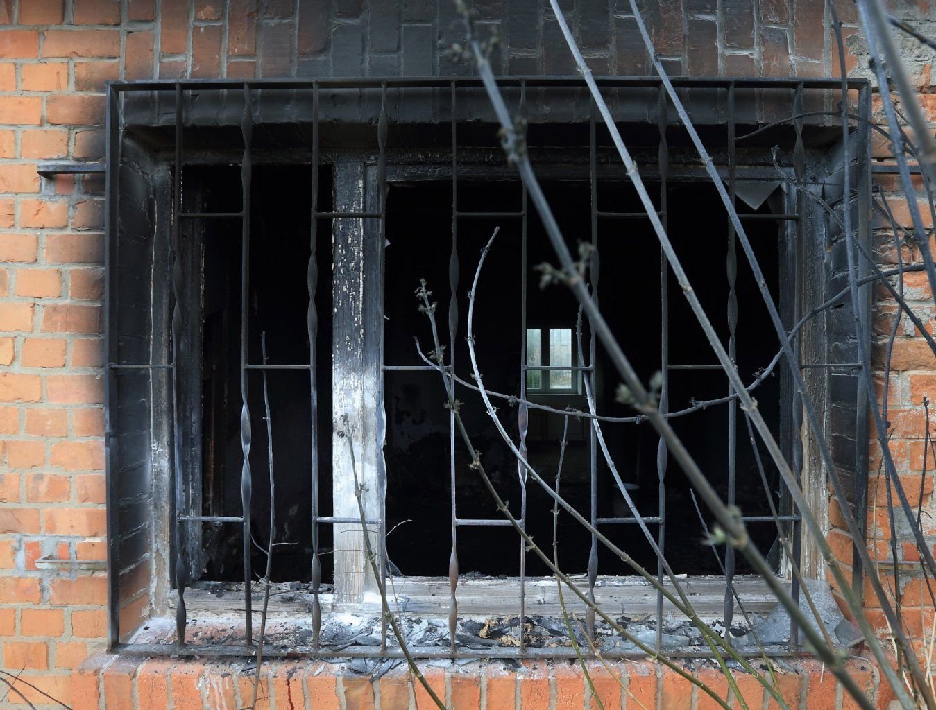 Schwarze Brandspuren sind nach der Verpuffung in Gommern an der Fassade zu sehen. Der genaue Hergang des Unglück ist noch unklar.