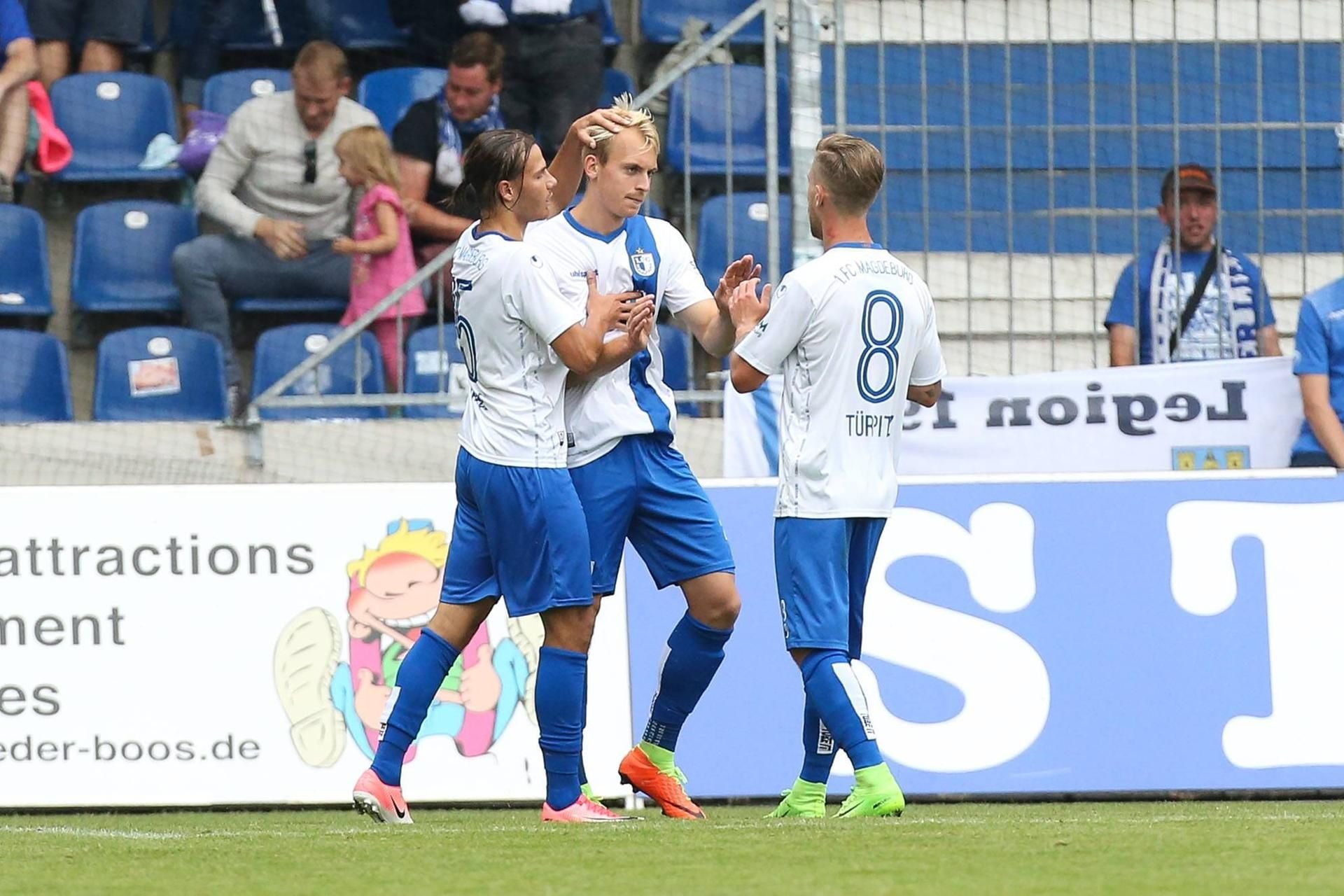 Julius Düker holt sich nach seinem Siegtor im Test gegen Erzgebirge Aue die Glückwünsche der FCM-Teamkollegen ab.