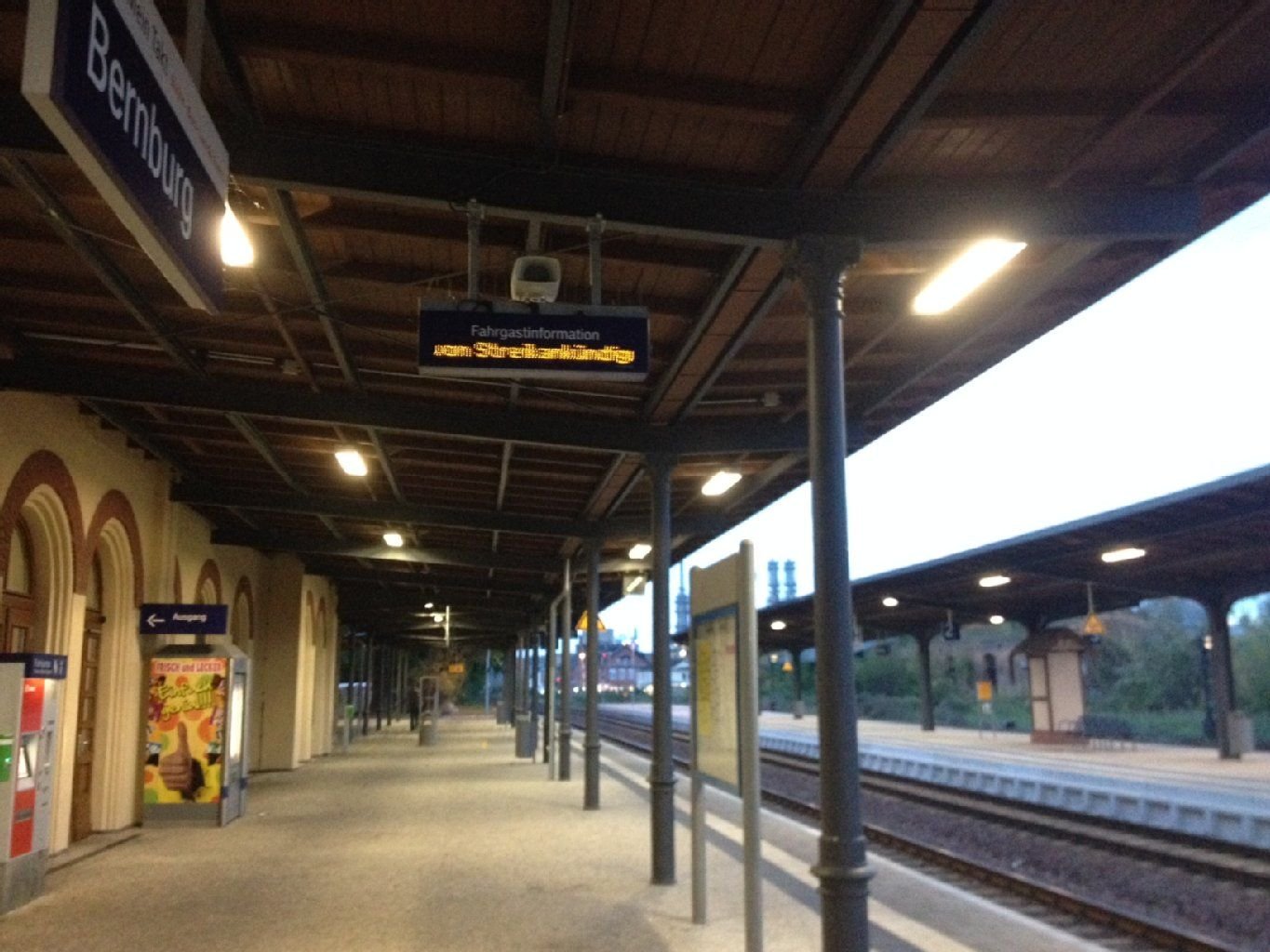 Offenbar einen großen Bogen machen Bahnreisende am Streiktag um den Bernburger Bahnhof. Gestrandet ist hier keiner.