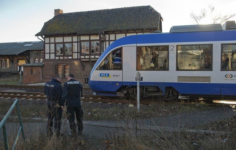 Die Polizei untersucht den Bahnunfall am Übergang Stresemannstraße.