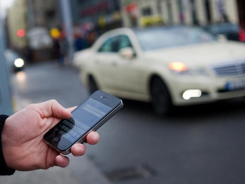Vor der Tour die Route checken – so merken ortsunkundige Taxifahrgäste schneller, ob der Fahrer tatsächlich den kürzesten Weg nimmt.