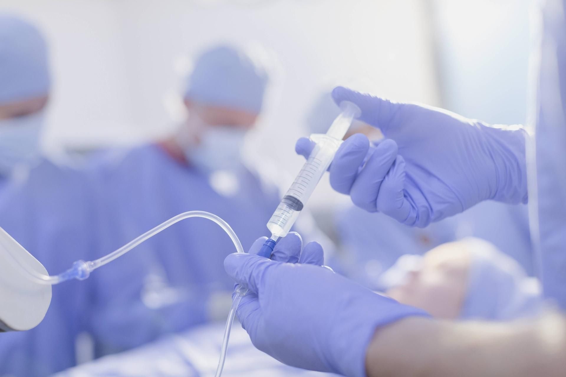 Eine Patientin wird vor einer Operation narkotisiert.