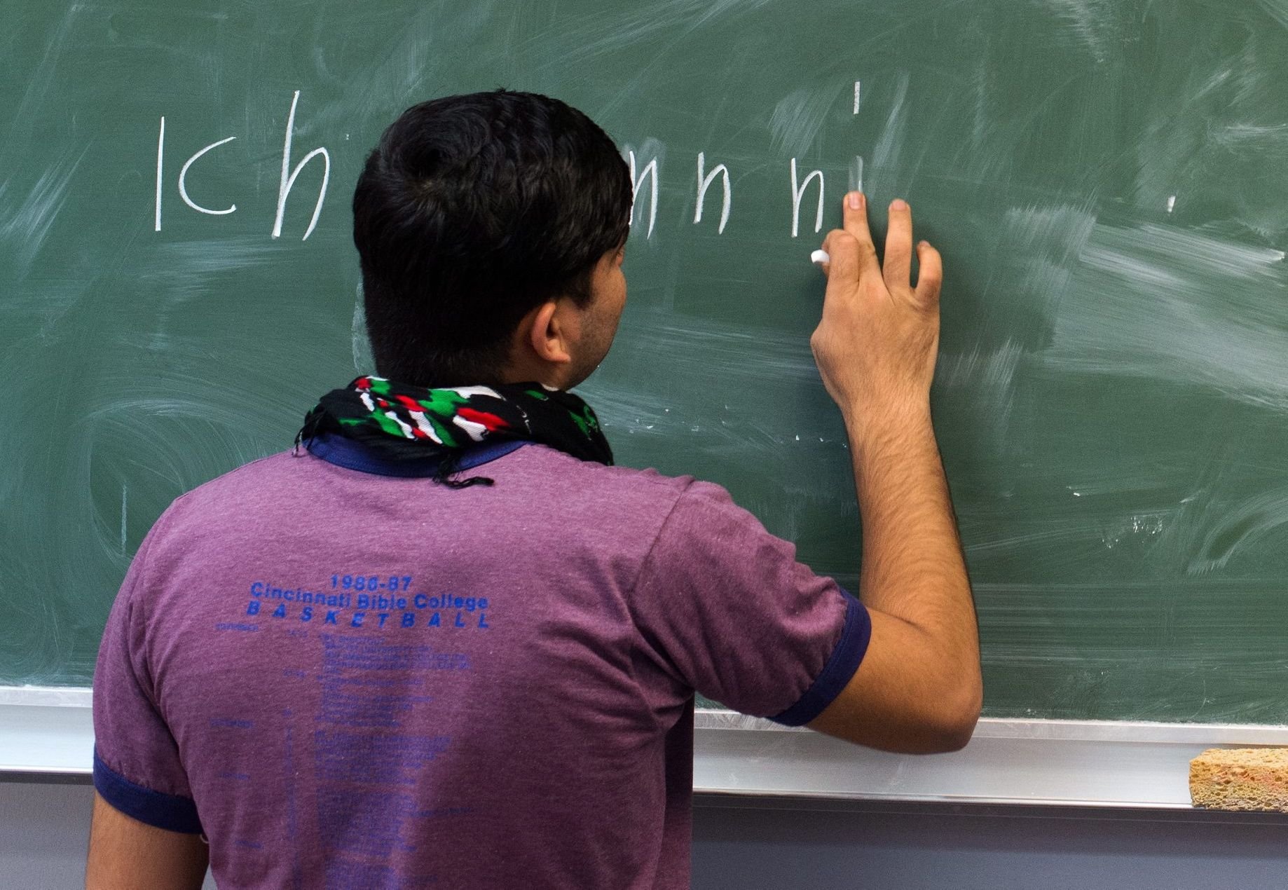 Es gibt junge Flüchtlinge, die ihr Alter nicht korrekt angeben, Bislang werden junge Flüchtlinge vom Jugendamt „in Augenschein“ genommen, um das Alter festzusetzen.