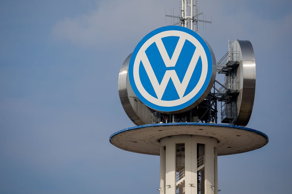 Das Logo des Automobilherstellers Volkswagen ist am VW-Tower in Hannover zu sehen.
