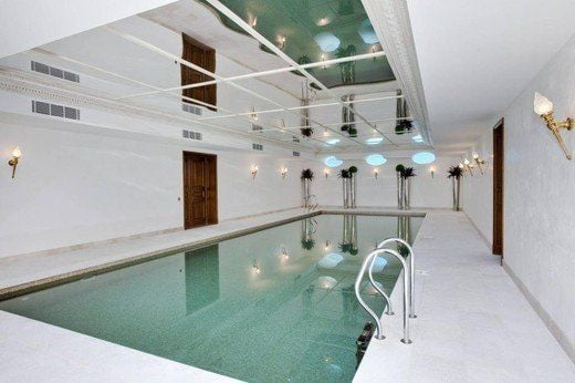 Einer von mehreren Pools der sündhaft teuren Traumvilla in Cannes.