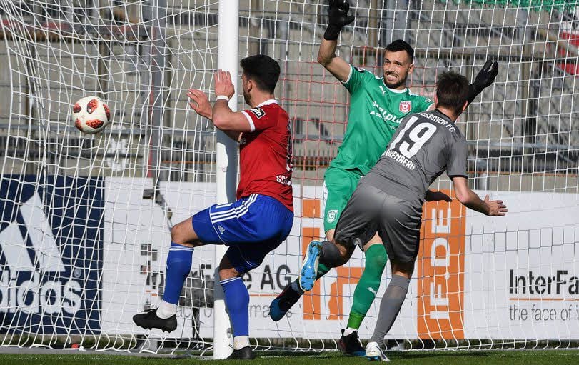 Glück für den HFC: Stefan Schimmer trifft in der Nachspielzeit nur das Außennetz.