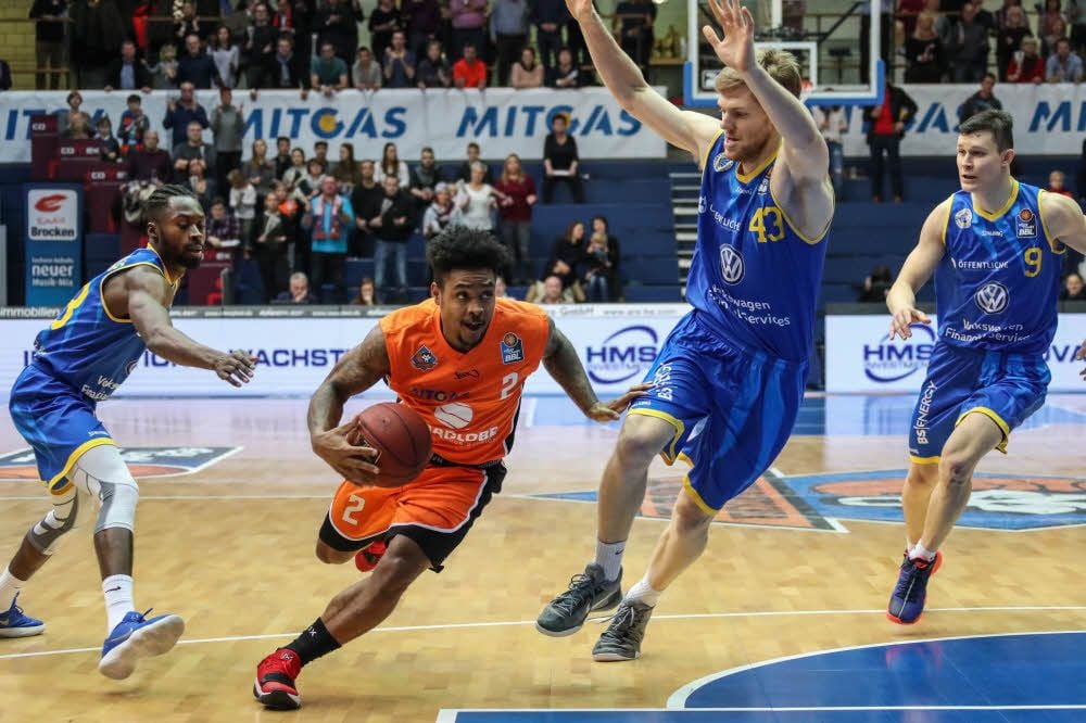 Lamont Jones, hier gegen Braunschweigs besten Werfer Scott Eatherton (Nr. 43) am Ball, war mit 19 Zählern bester Punktesammler des MBC.