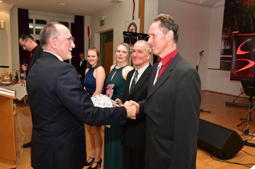 Bernburgs Oberbürgermeister Henry Schütze (links) zeichnet für sportliche Erfolge und die Arbeit im Verein Günter Rudolf, Gerhard Hartkopf, Ulrike Michelbrink und Celina Stözer (von rechts) aus.